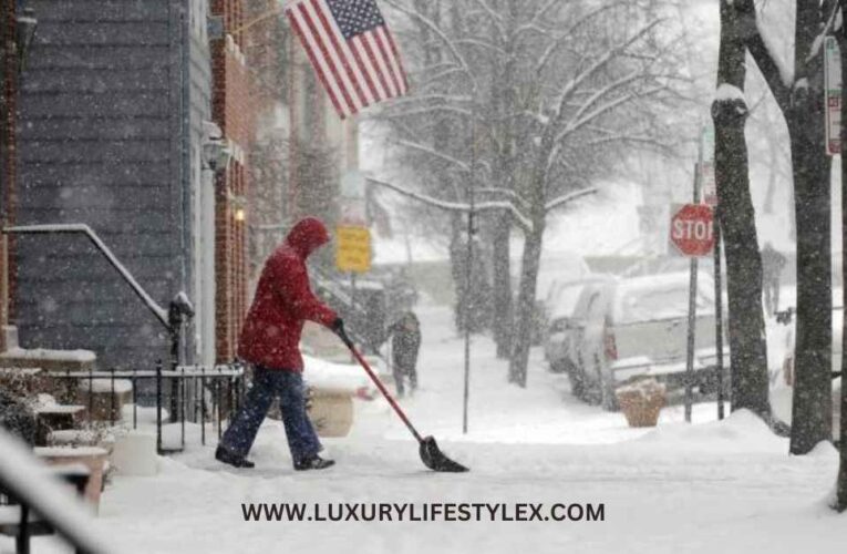Snowstorm Hits US Northeast: Travel Chaos Ensues
